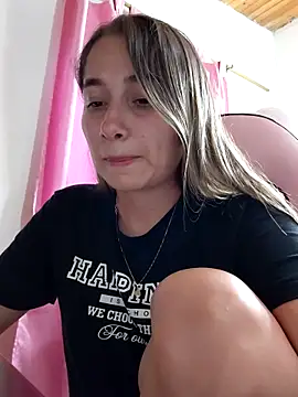 Webcam Model (Iris_love18)  is live.Free join now!