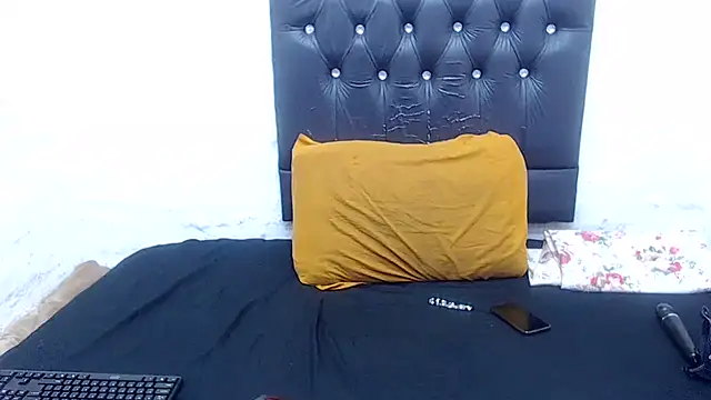 AUGUSTBLOOMxx webcam