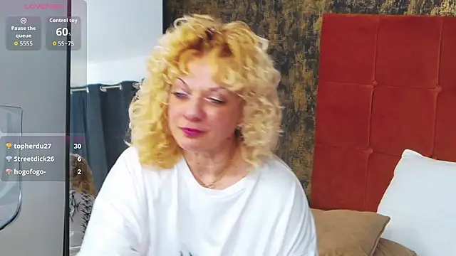 LittleCurlyGirl webcam