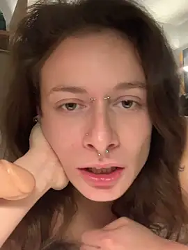 GoldenPussy1329 webcam