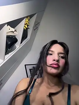 Webcam Model (Annydza-)  is live.Free join now!