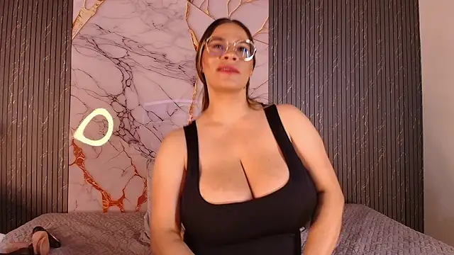 big_tits_in_your_face webcam