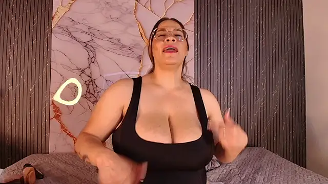 big_tits_in_your_face webcam