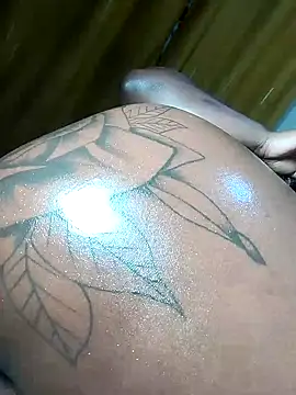 Hugemassivebootie webcam