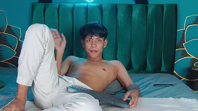 liam_sinclair (M twink) - show feet + spank in ass x5