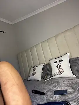 Webcam Model (Bustygoddess32)  is live.Free join now!