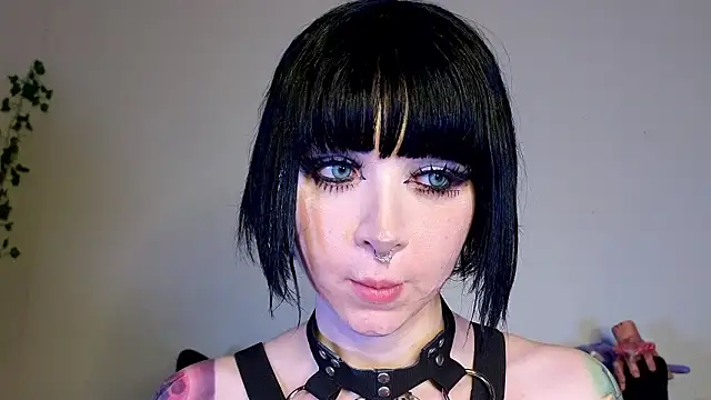 ivey_strigoi (F young) - Leave hand print on ass / 10 ass slaps