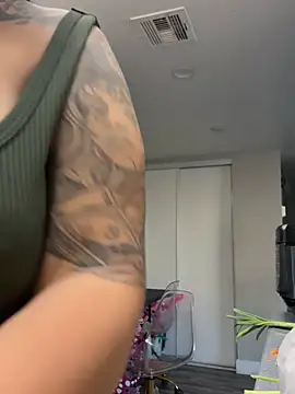 latina_curvy22 webcam