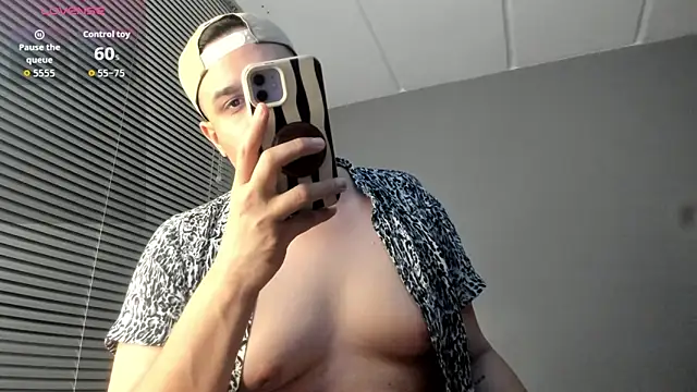 Latin_boy_surprisee webcam