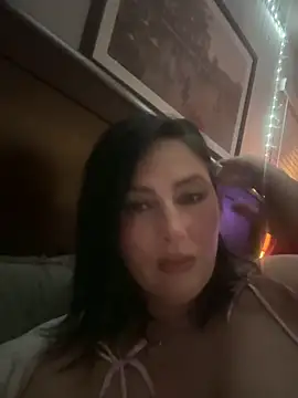 Webcam Model (Miabelle2233)  is live.Free join now!