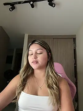 Webcam Model (lunablossom_)  is live.Free join now!