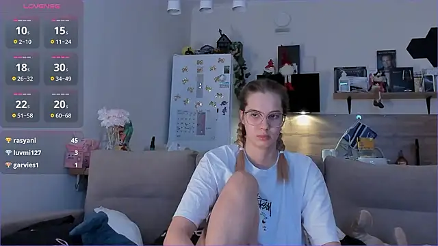 Girl_alone_home webcam