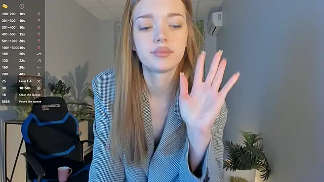 flexyfox (F teen) - Posing doggy style on the bed