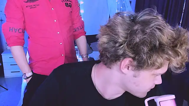 lucas_long_ (Ask my age) - show naked ass