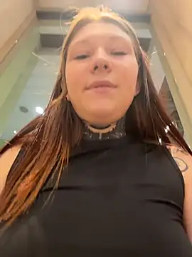 fionamurr (F teen) - take off your top and play with your nip