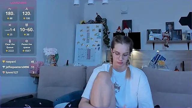 Girl_alone_home webcam