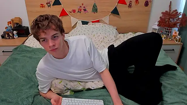 fandi_777 (M twink) - Doggy in ticket show