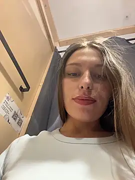 leiamood (F young) - Masturbating and two fingers in pussy