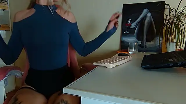 jules_queen - Jules_Queen's free webcam - UK Sex Cams