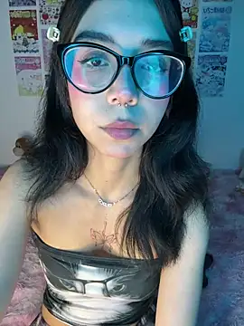 Webcam Model (Valen-Foxx1)  is live.Free join now!