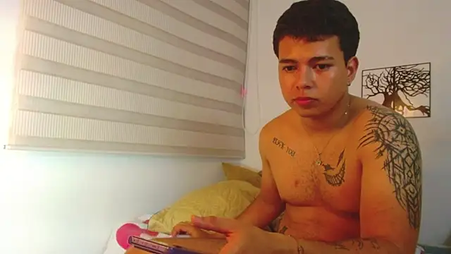 zilong_love20 - Zilong_love20's free webcam