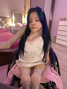 MiniSophiaa Live Webcam on Stripchat