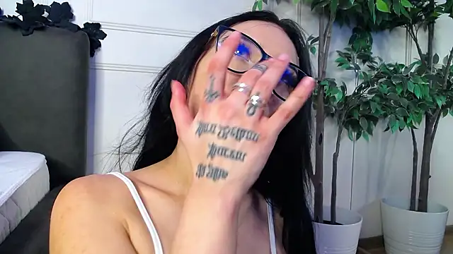 ravenfoxxy - RavenFoxxy's free webcam - UK Sex Cams