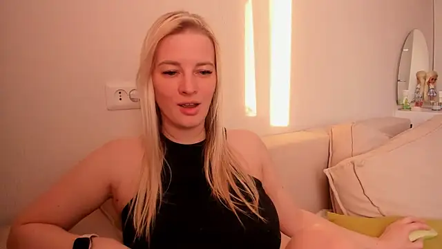 THE_GOLDEN_WOMAN webcam