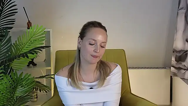 LorinaNhatsavang webcam