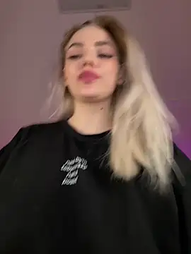 HugeBoobsAlice webcam