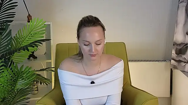 LorinaNhatsavang webcam