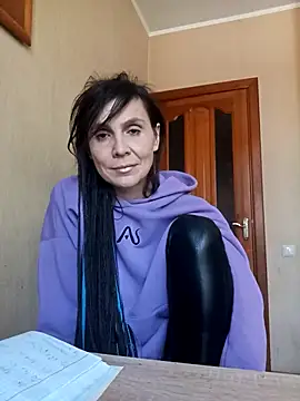 Webcam Model (Francenia_lolis)  is live.Free join now!