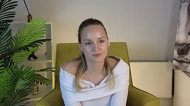 LorinaNhatsavang webcam