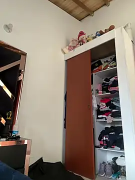 Webcam Model (emmyjhonson07)  is live.Free join now!