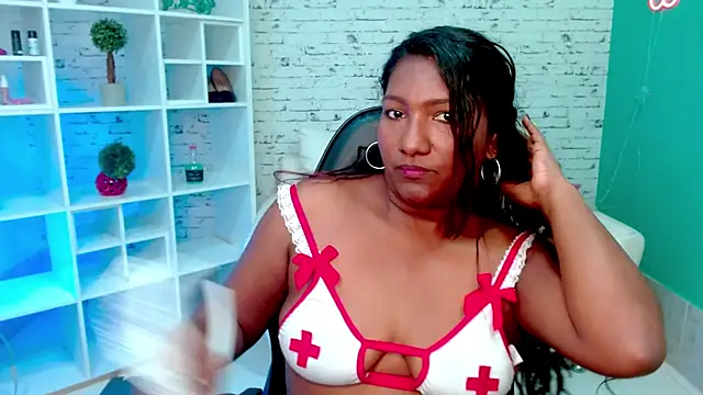 amara_brunette webcam