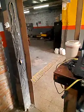 hecwil8 (Ask my age) - desnudo completo en el taller