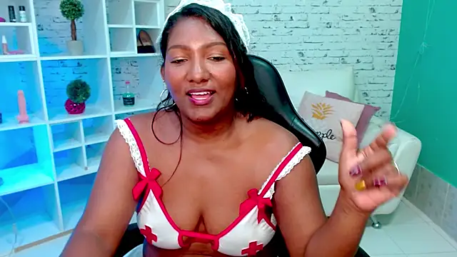 amara_brunette webcam