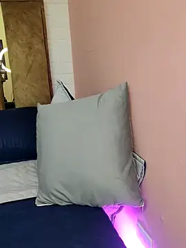 lauraa_pink12 - Lauraa_pink12's free webcam - UK Sex Cams