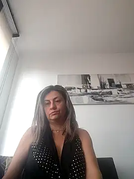 latiinvenushot (F mature) - play with my toy in my mouth for 5 minut