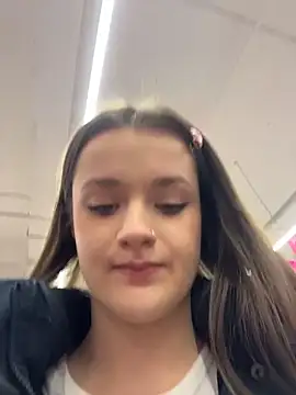 kittyqueeny (F young) - RISKY open door TOPLESS