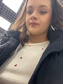 kittyqueeny (F young) - RISKY open door TOPLESS