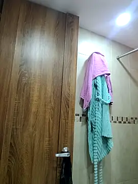 biiancaestradaa (F milf) - Shower dildo