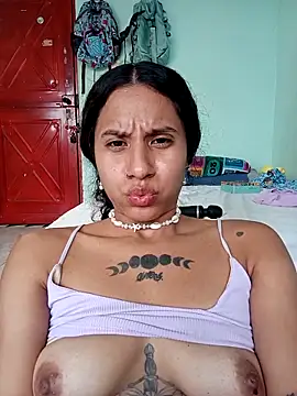 Webcam Model (Karii-R)  is live.Free join now!