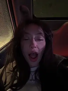 citylynx (F young) - Sit on camera in panties and spread ass