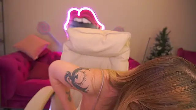 bellalapetit (F milf) - show tongue