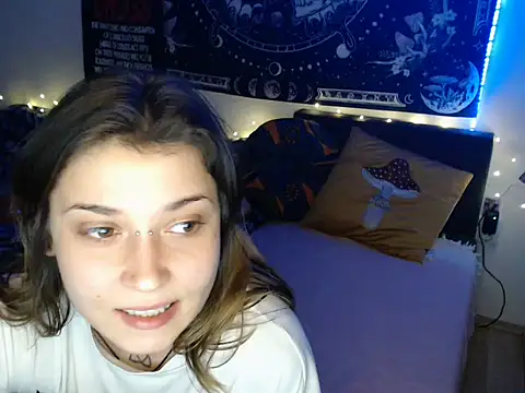 alienfortwenty (F young) - suck dildo