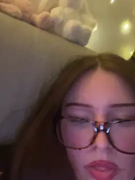 Webcam Model (cherryrosealiee) is live