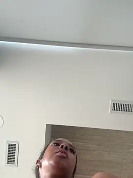 Webcam Model (Your_Paris) is live