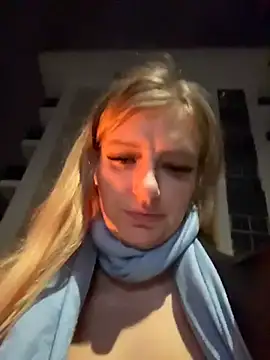 betsy (F young) - Flash my pussy at public taxi