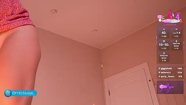 Miablueye Live Webcam on Stripchat